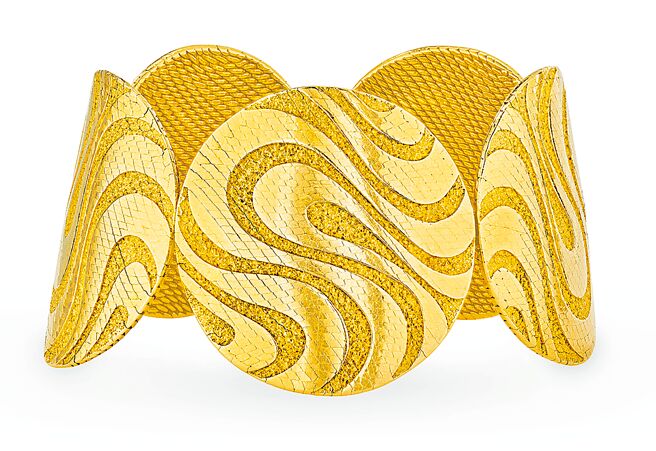 梵克雅宝《欧普艺术御门》（OP ART MIKADO）手鐲，1970年。（Van Cleef & Arpels提供）