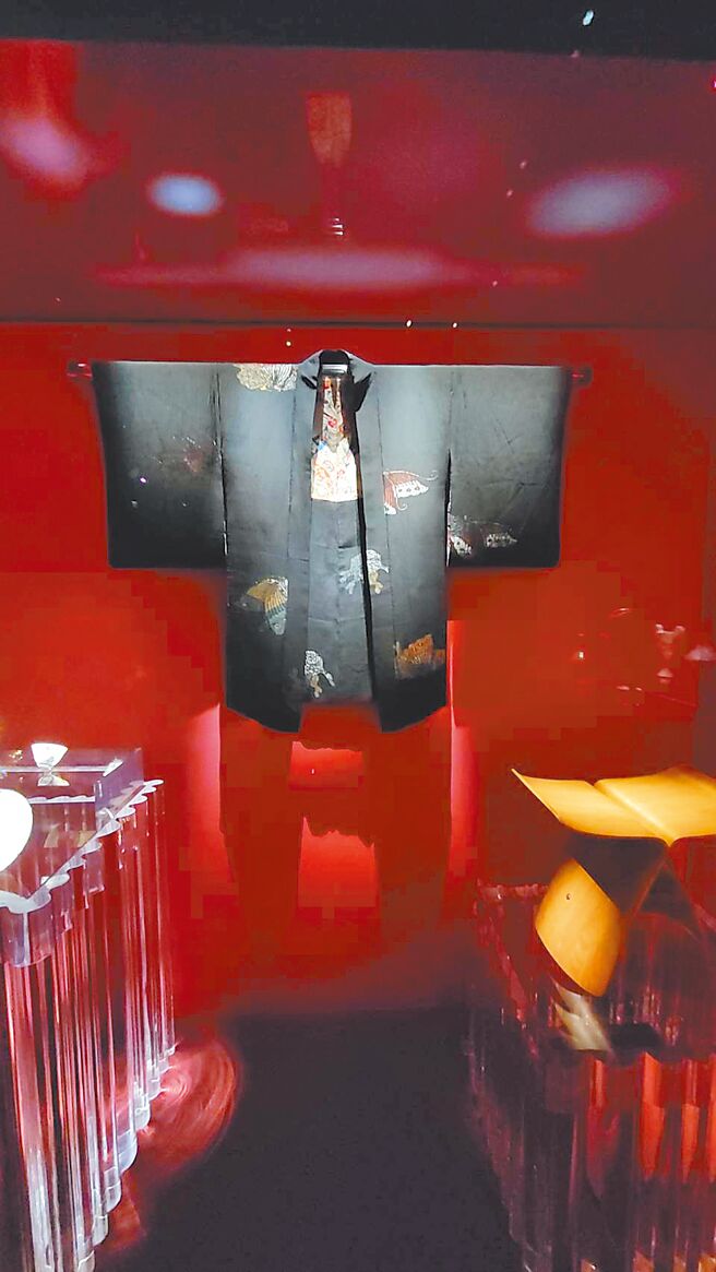 为配合故宫南院的特色，展出日本黑地彩蝶纹外套（羽织）。（陶福媛摄）