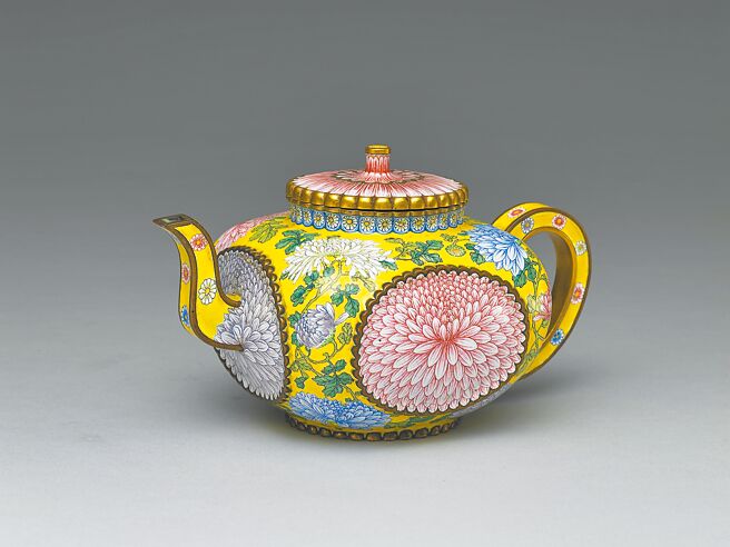 铜胎画珐琅菊花纹方壶，清康熙皇帝（1662–1722年）。（故宫博物院提供）