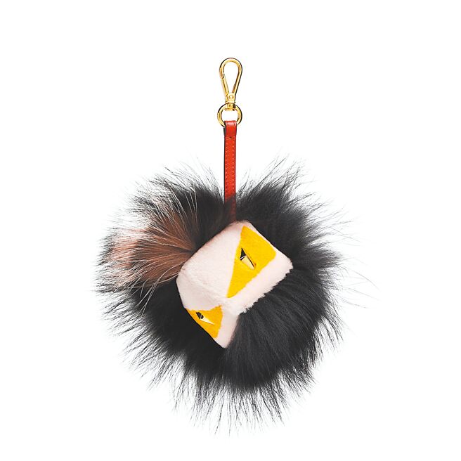 FENDI 2025 春節限定系列， FENDI Eyes毛毛掛飾，2萬8400元。（FENDI提供）