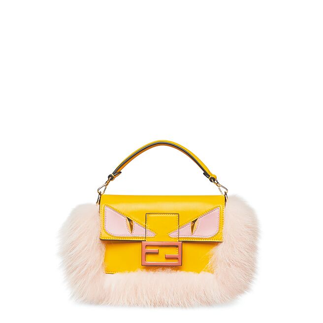 FENDI 2025春節限定系列FENDI Eyes皮草飾邊Baguette Mini，11萬7800元。（FENDI提供）
