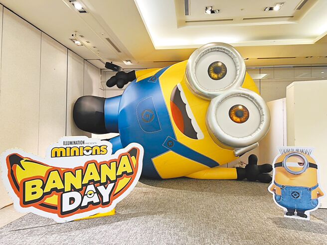 「小小兵香蕉节」期间限定商店的6公尺巨型小小兵，粉丝们必打卡拍照。（徐梓榕摄）