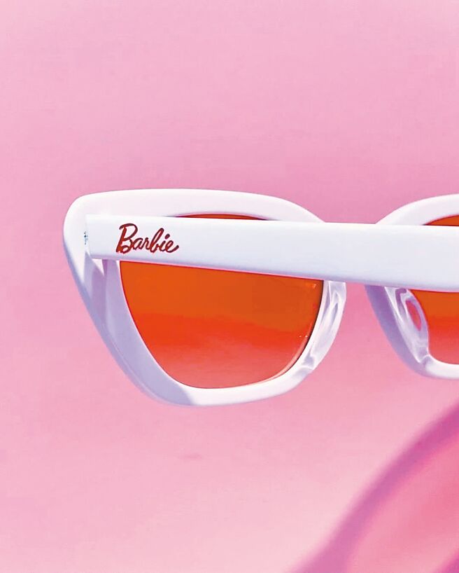 「BarbieTMPop-Up Store」芭比TM限定店推出墨镜，相当时尚。（摘自金仪创意官方FB）