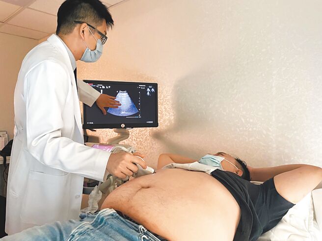 年节期间大吃大喝、熬夜、不规律作息，恐导致血糖加速恶化，引发肥胖、糖尿病、高血脂等问题。（郑郁蓁摄）