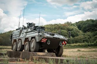 首輛英製「拳師」8輪甲車亮相  依需求搭載多種模組強化打擊
