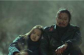 蒙古人打喪屍超生猛！雪地近身肉搏、木棍直插咽喉畫面曝光