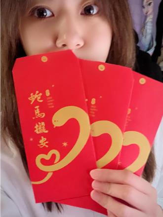 即將復出？高虹安送上萬份春聯被搶光！再送限量版「蛇馬攏安」紅包袋