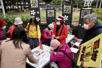「罷免吳思瑤」擺攤蒐集意向書！15分鐘就有30人填寫
