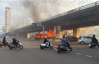 高雄男酒駕自撞分隔島 賓士車起火燻黑橋梁