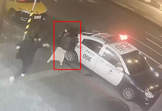 離譜影片曝光！北市正妹錯把警車當Uber 「門一開」慘噴6千