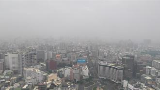 中央山脈背風面汙染物持續累積 中南部空品亮橘燈