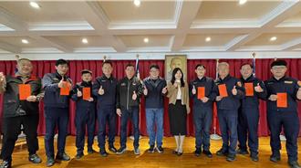 鼓舞警察士氣 桃市議員偕同企業贈員警加菜金