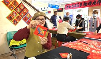 書法家快閃揮毫贈春聯 台東馬偕醫院新春添藝文氣息