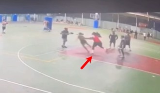 影》籃球打不贏竟來陰的！ 台中球場紅衣暴力男「超惡劣」