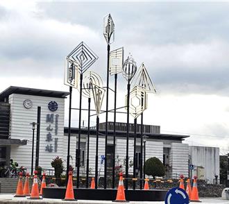 影》關山車站新地標《盛光》點亮小鎮 鐵花新聚落柴犬迎新年