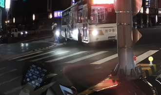 公車「遵守轉彎停車」 雙載機車硬鑽區盲遭酸：死不足惜