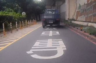 明顯拍到小貨車闖「機車專用道」 竟檢舉失敗！原因曝光