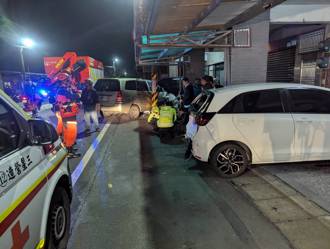 淡水天元宮旁「轎車失控險衝民宅」 74歲翁肇事疑精神不濟