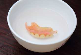 婆婆「飯碗泡假牙」 她瞬間沒食慾！網喊：看過更噁心的