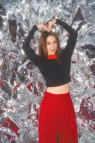 田馥甄辣露蛮腰 尾牙忙帮师弟拆假髮