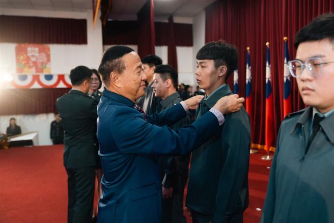  国防部副部长柏鸿辉为晋任人员挂阶。
（军闻社记者文仁摄）