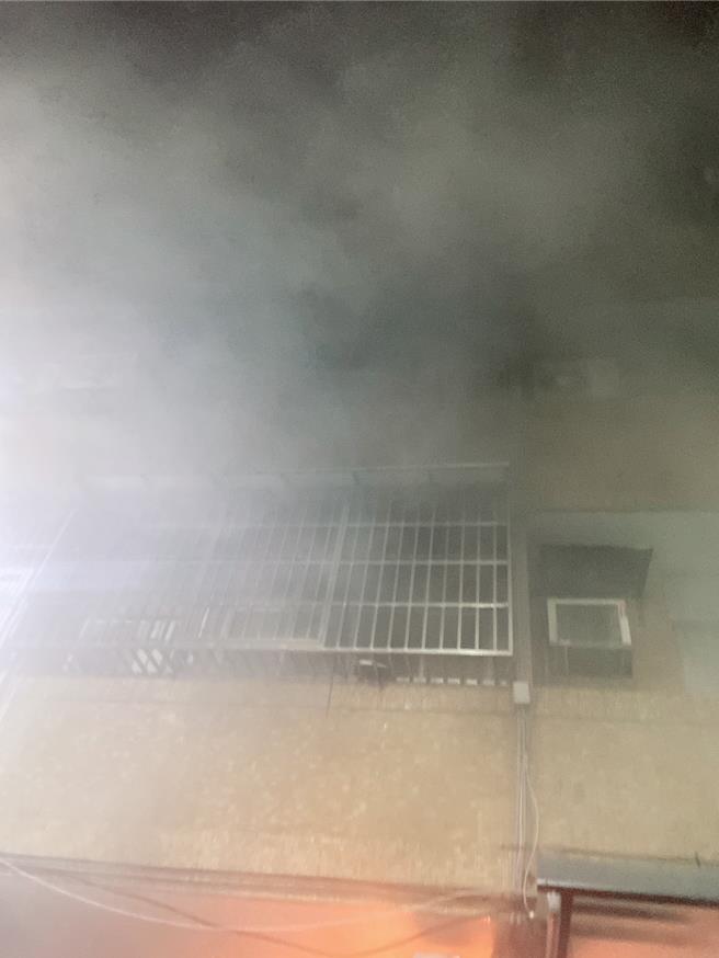彰化市全福街今（23）日清晨发生住宅火警，火势夹杂大量浓烟，造成屋内3大2小共5人受困，4人命危，其中1人宣告不治。（消防局提供／叶静美彰化传真）