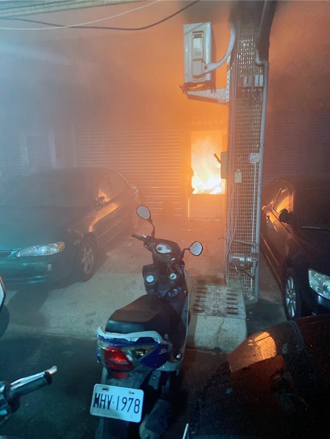 彰化市全福街今（23）日清晨发生住宅火警，火势夹杂大量浓烟，造成屋内3大2小共5人受困，4人命危，其中1人宣告不治。（消防局提供／叶静美彰化传真）