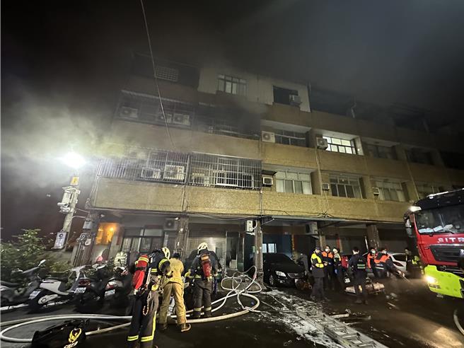 彰化市全福街今（23）日清晨发生住宅火警，火势夹杂大量浓烟，造成屋内3大2小共5人受困，4人命危，其中1人宣告不治。（消防局提供／叶静美彰化传真）