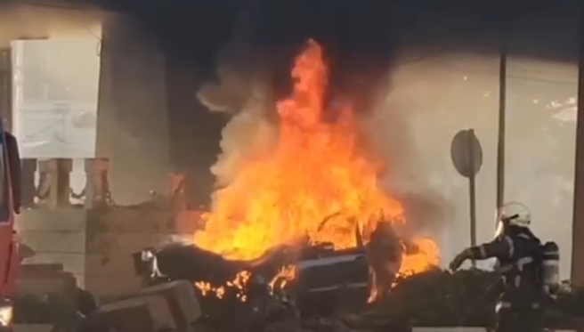 高雄民族陆桥下宾士自撞，导致火烧车。（翻摄记者爆料网）