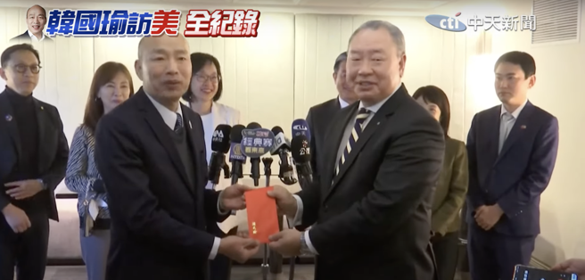 立法院长韩国瑜（左）前一天说驻美代表处预算不够，今天就暖心送加菜金，这也让俞大㵢（右）在场惊呼「谢谢！谢谢！院长谢谢你！」（翻摄自中天新闻影片）