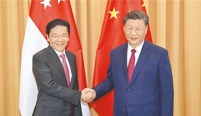 大陆国家主席习近平（右）去年11月在秘鲁APEC会议期间，会见新加坡总理黄循财（左）。（中新社）