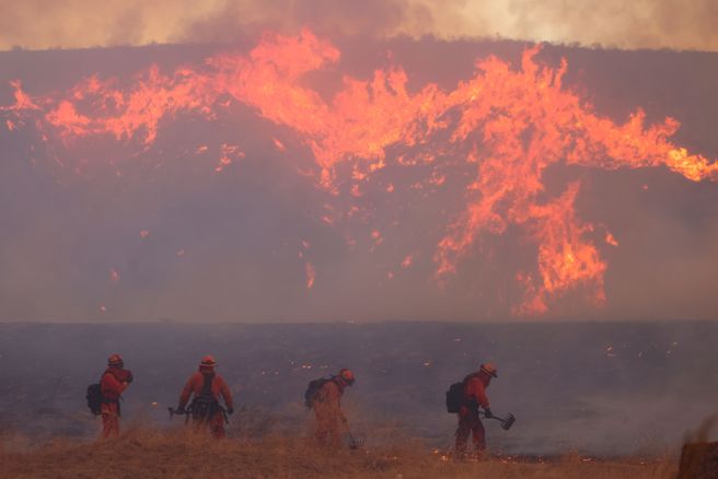 一场令人恐惧的新野火正在洛杉矶北部失控燃烧。（图／路透）