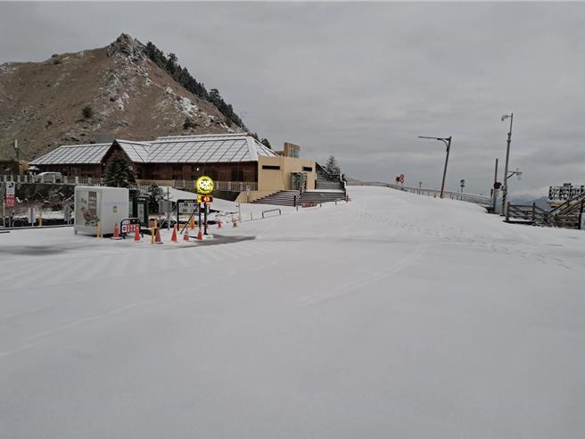 合歡山區徹夜飄降陣陣雪夾霰，積雪3.5公分成銀白童話世界，美不勝收。（林保署南投分署提供／楊靜茹南投傳真）
