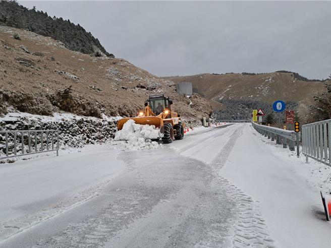 台14甲線積雪，埔里工務段立即出動鏟雪車鏟雪。（林保署南投分署提供／楊靜茹南投傳真）