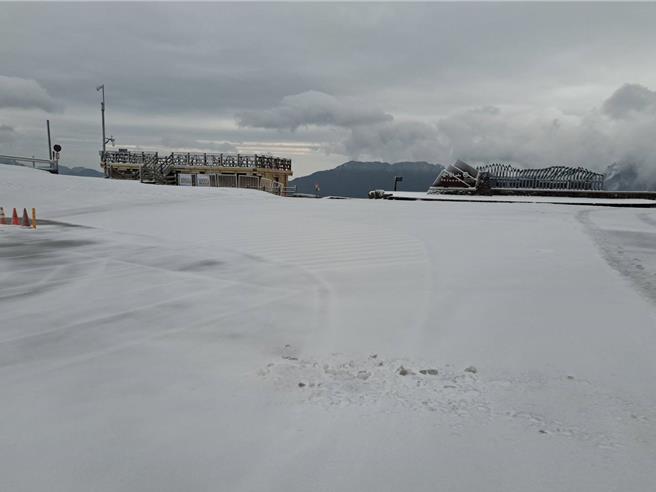 台14甲線29K-41.5K、昆陽至大禹嶺部分路面仍結冰限加掛雪鏈通行。（林保署南投分署提供／楊靜茹南投傳真）