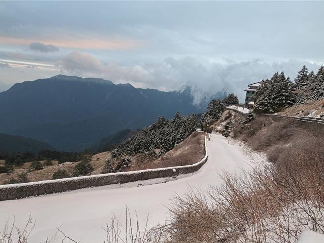 合歡山區徹夜飄降陣陣雪夾霰，積雪3.5公分。（林保署南投分署提供／楊靜茹南投傳真）