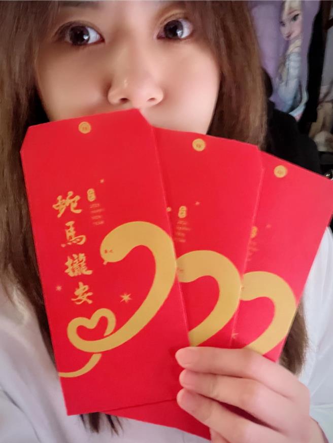 停职中的新竹市长高虹安推出限量春联后造成疯抢，又再推出同款红包袋，市府民政处长施淑婷也在脸书贴出与红包袋自拍合照。（取自施淑婷脸书）