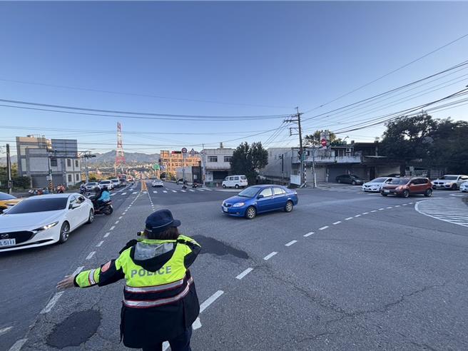 春节预估桃园大溪塞爆，市府交通局提供接驳车，警方则实施交管。(警方提供／吕筱蝉桃园传真)