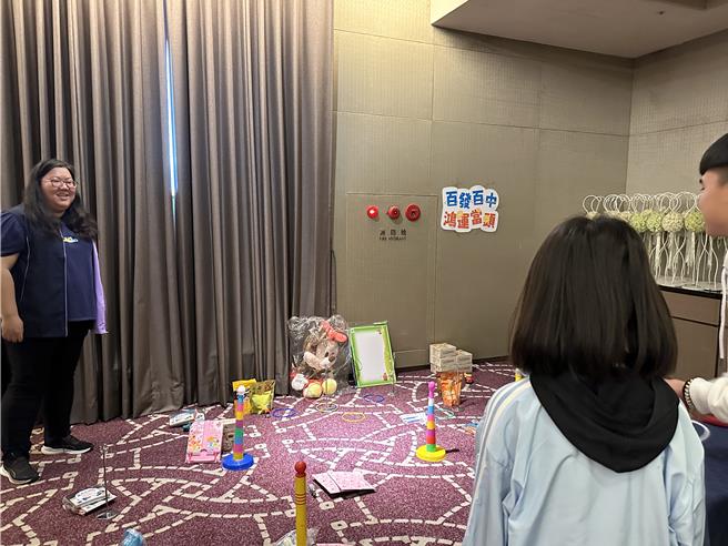 台东县政府举办春节监护儿少岁末围炉活动，现场设置多项闯关活动，孩子们玩得不亦乐乎。（蔡旻妤摄）