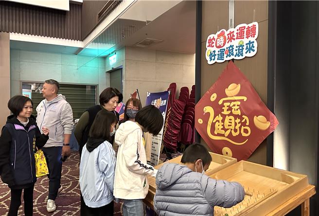 台东县政府举办春节监护儿少岁末围炉活动，现场设置多项闯关活动，孩子们玩得不亦乐乎。（蔡旻妤摄）