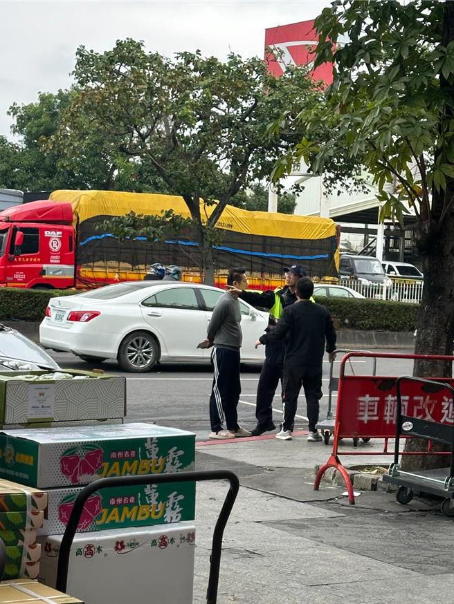 徐乃麟接受警方的开单。（翻摄自爆料公社二社）