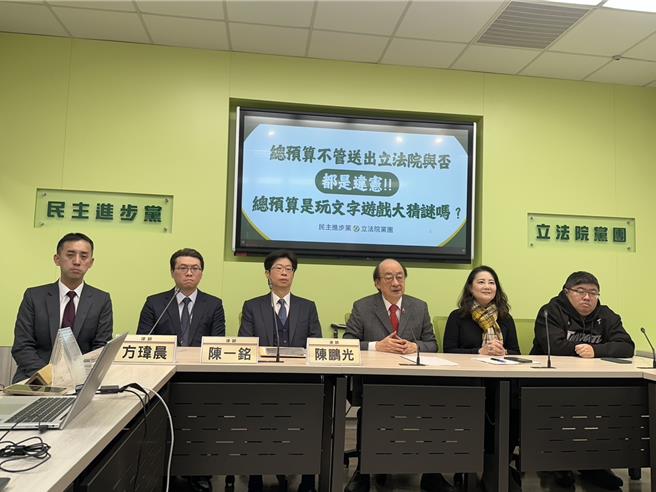 賴清德總統今天公布《憲法訴訟法》，立法院民進黨團總召柯建銘23日在黨團記者會說明，民進黨團將到司法院遞暫時處分、釋憲書。（楊亞璇攝）