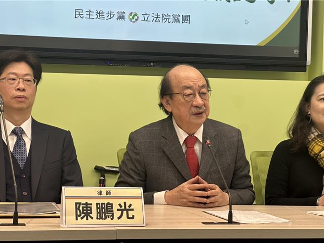 賴清德總統今天公布《憲法訴訟法》，立法院民進黨團總召柯建銘23日在黨團記者會說明，民進黨團將到司法院遞暫時處分、釋憲書。（楊亞璇攝）