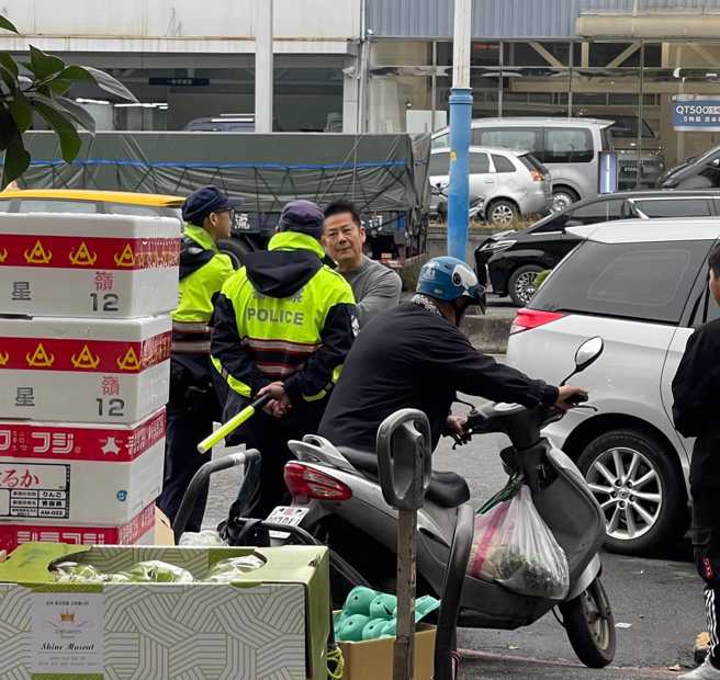 有网友晒出数张徐乃麟的照片，画面可见他正环抱双手，表情疑似不悦地与二名身穿制服的员警交谈。（图 / 刘咏韵翻摄）