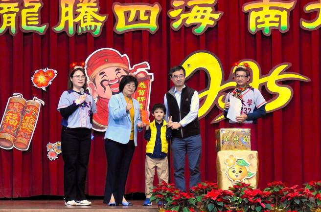 摸彩活動為現場增添不少驚喜，琳瑯滿目的獎品讓同仁們驚喜連連。（照片/台南大學提供）
