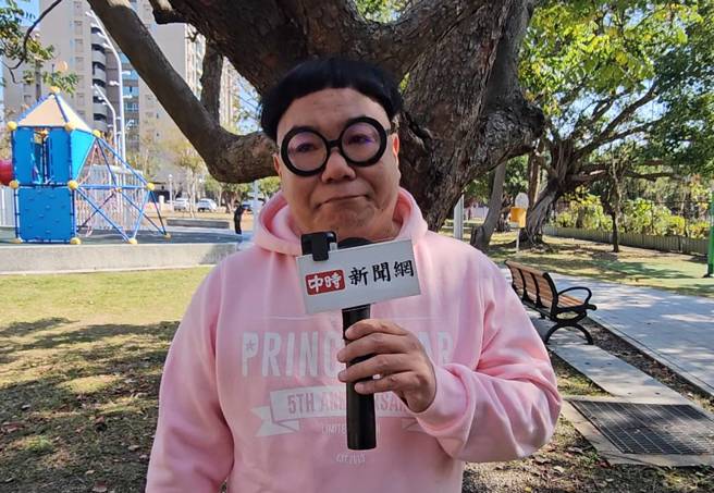 「暖场天王」蚬仔谈及相继离世的父母难过落泪。（记者游定刚拍摄）