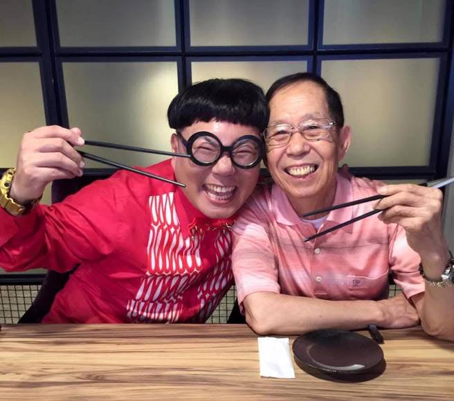 蚬仔(图左)的父亲4年前病逝。（蚬仔提供）