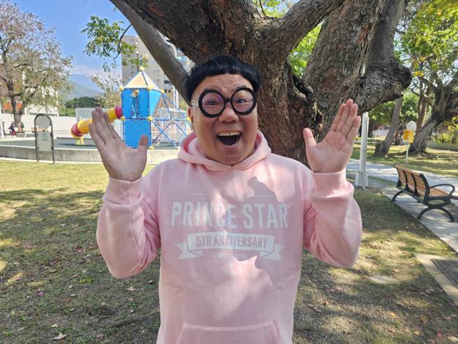 蚬仔和弟弟孤单过年，想吃饺子和佛跳墙来想念逝世的双亲。（记者游定刚拍摄）