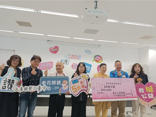 广播名人庄文平和文平嫂23日捐赠20万元办社会福利服务，由社会局长廖静芝代表受赠，台中市政顾问庄子富为引荐人。（陈淑娥摄）