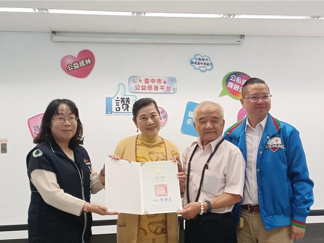 广播名人庄文平和文平嫂23日捐赠20万元办社会福利服务，由社会局长廖静芝代表受赠。（陈淑娥摄）